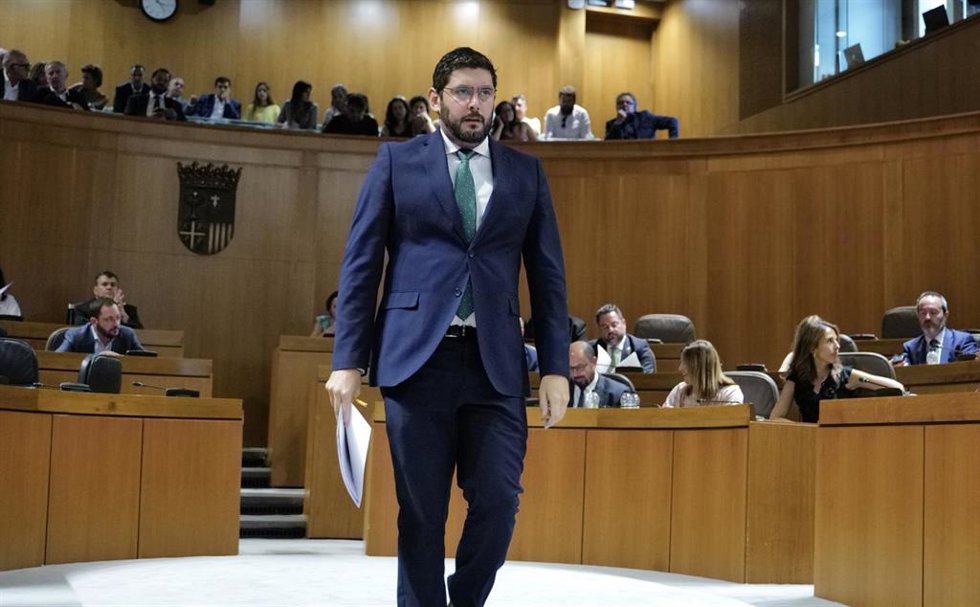 El portavoz parlamentario de Vox, Alejandro Nolasco, durante el pleno de investidura en las Cortes de Aragón.