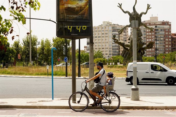 Termómetro en la calle, a 10 de agosto de 2023, en Valencia, Comunidad Valenciana (España). La Agencia Estatal de Meteorología (Aemet) ha avisado de que este jueves 10 de agosto será el día más caluroso de este verano en la Comunidad de Valencia por el 