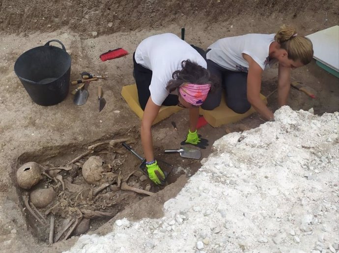 Trabajos de exhumación e identificación de las fosas comunes del Cementerio Municipal de San José de Cabra.