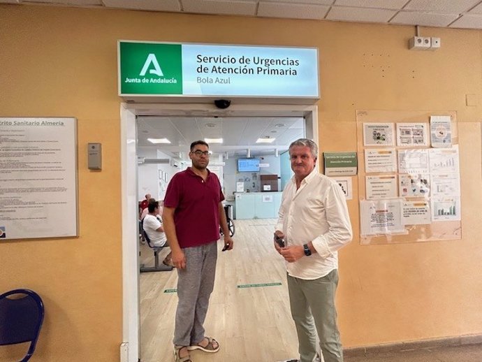 El gerente del Distrito Sanitario Almería, Teodoro Gómez, y el delegado de Salud y Consumo, Juan de la Cruz Belmonte.