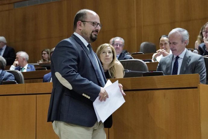 El secretario general del PAR y diputado de la formación en las Cortes de Aragón, Alberto Izquierdo, durante el pleno de investidura de la XI Legislatura.