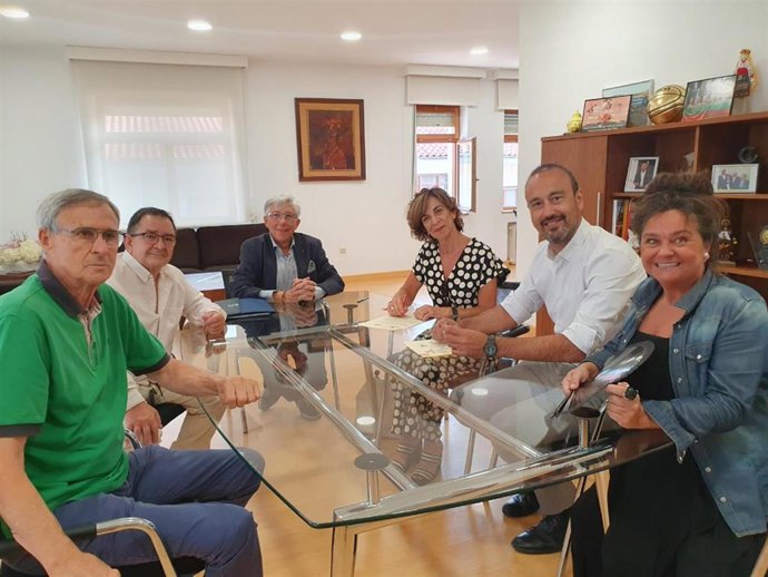 El alcalde de Torrelavega, Javier López Estrada, y la presidenta de la Asociación Coro Santa María de Solvay, Sonsoles Pérez, firman un convenio de colaboración