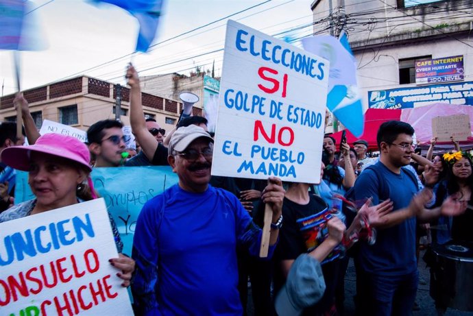 Manifestantes frente al Tribunal Supremo Electoral de Guatemala