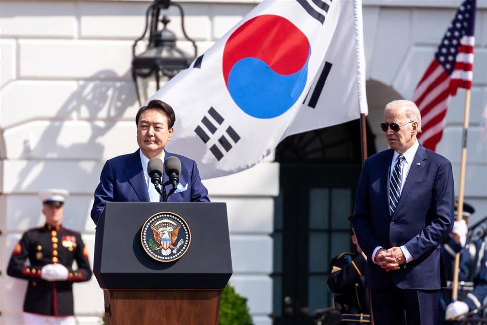 Archivo - El presidente de Estados Unidos, Joe Biden (derecha), y su homólogo surcoreano, Yoon Suk Yeol (izquierda)