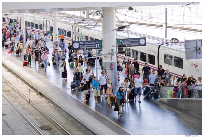 Archivo - Trenes, estaciones, ferroviarios de Renfe. 