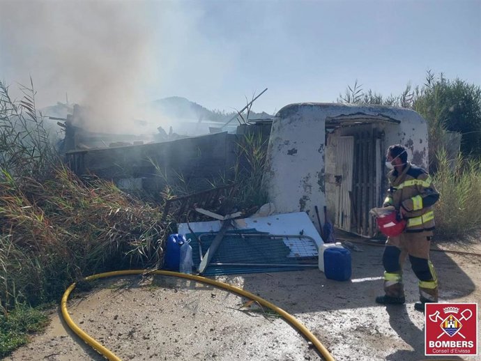 Vivienda derruida afectada por el incendio en Ibiza.