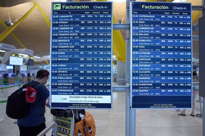 Panel informativo de las salidas de vuelos en la zona de facturación de la Terminal 4 del Aeropuerto Adolfo Suárez Madrid-Barajas.