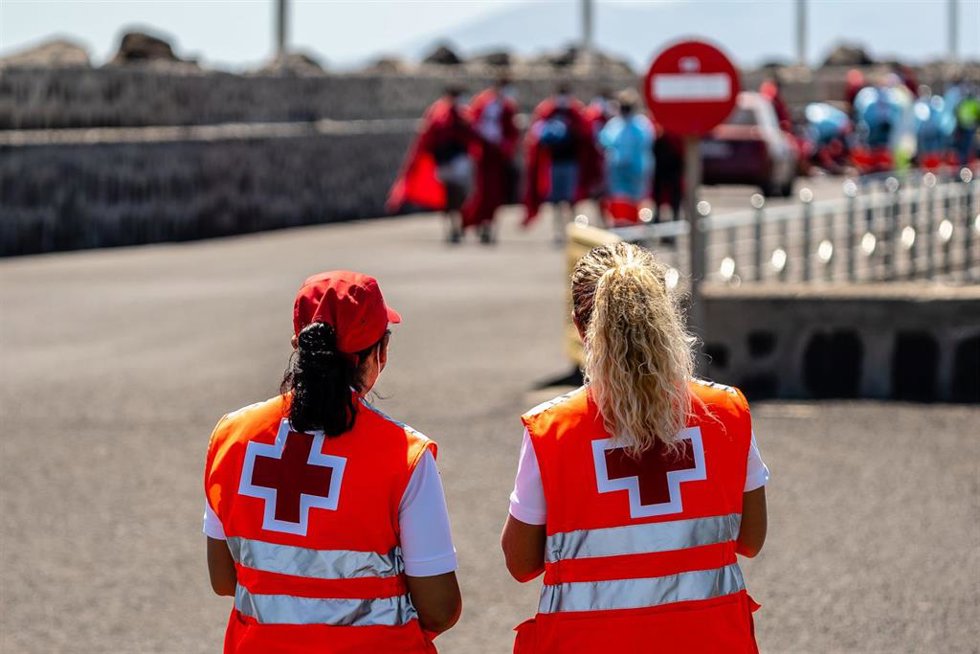Archivo - Dos trabajadoras de la Cruz Roja, en una imagen de archivo en Lanzarote