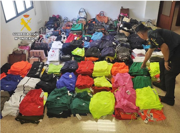 Doce investigados y 3.470 prendas intervenidas en comercios de Benidorm y el mercadillo de Moraira