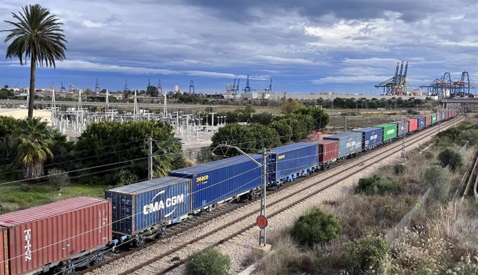 Archivo - El tráfico de contenedores en Valenciaport cae un 9,55% desde enero