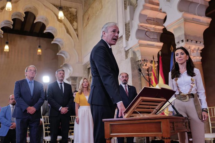 El nuevo presidente de Aragón, Jorge Azcón, toma posesión de su cargo, en el Patio de Santa Isabel del Palacio de la Aljafería.