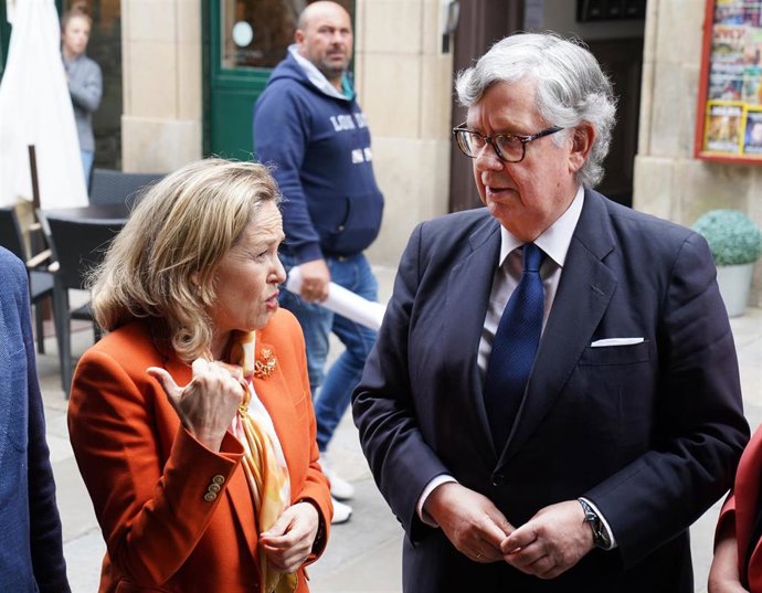 Archivo - La vicepresidenta primera del Gobierno, Nadia Calviño, y el presidente de la CEG, Juan Manuel Vieites, en una imagen de archivo.