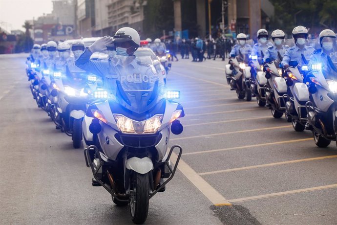 Archivo - (210620) -- ADDIS ABABA, June 20, 2021 (Xinhua) -- Addis Ababa city police officers are seen during a parade to present the new logo and uniforms of Ethiopian police force at Meskel Square in Addis Ababa, Ethiopia, June 19, 2021.