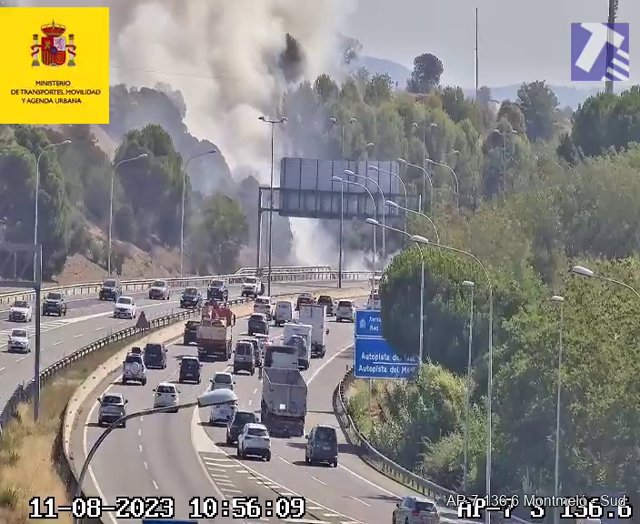 Un incendi en un marge de l'AP-7 a Montmeló (Barcelona) activa 10 dotacions de Bombers