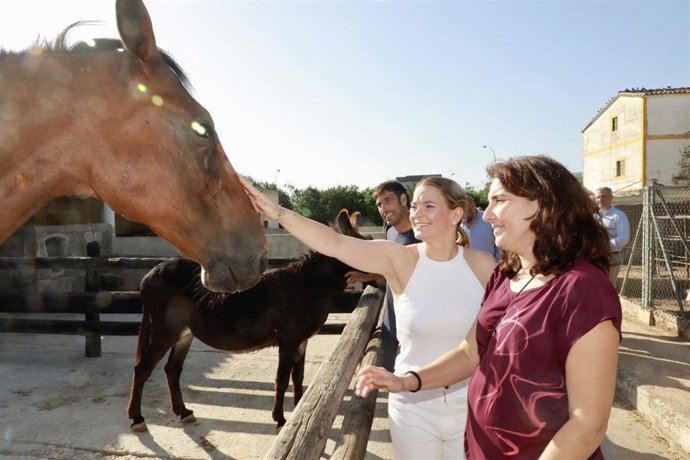 La presidenta del Govern, Marga Prohens, este viernes durante una visita a la Escola Granja Jovent.