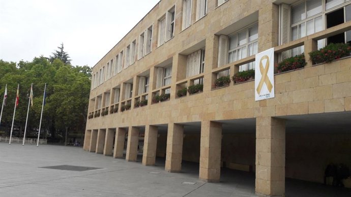 Archivo - Logroño coloca un lazo dorado en el Ayuntamiento en solidaridad con el cáncer infantil