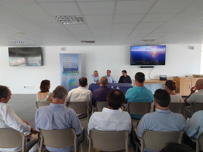 El conseller del Mar y del Ciclo del Agua, Juan Manuel Lafuente, participa en el acto de presentación de un vídeo informativo de Fanmed que pone de relieve las buenas prácticas en el medio marino