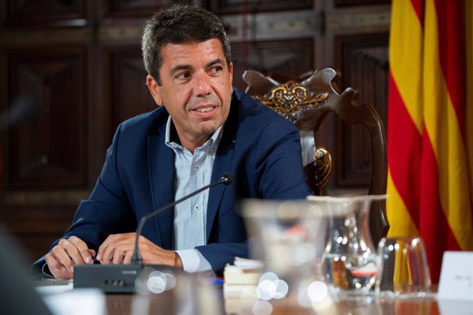 El presidente de la Generalitat Valenciana, Carlos Mazón, durante la reunión del Pleno extraordinario del Consell, en el Palau del Marqués de Castellfort, a 25 de julio de 2023, en Valencia, Comunidad Valenciana (España).