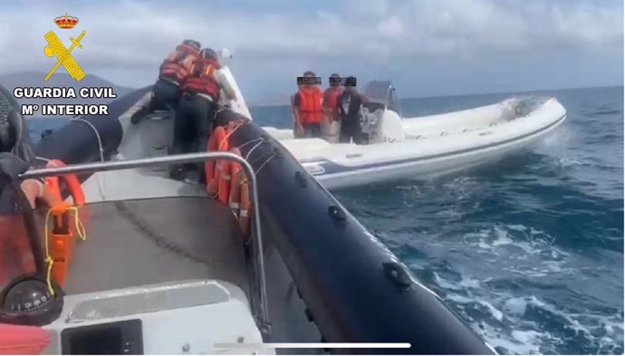 Abordaje de la neumática sustraída en las costas de Almería.