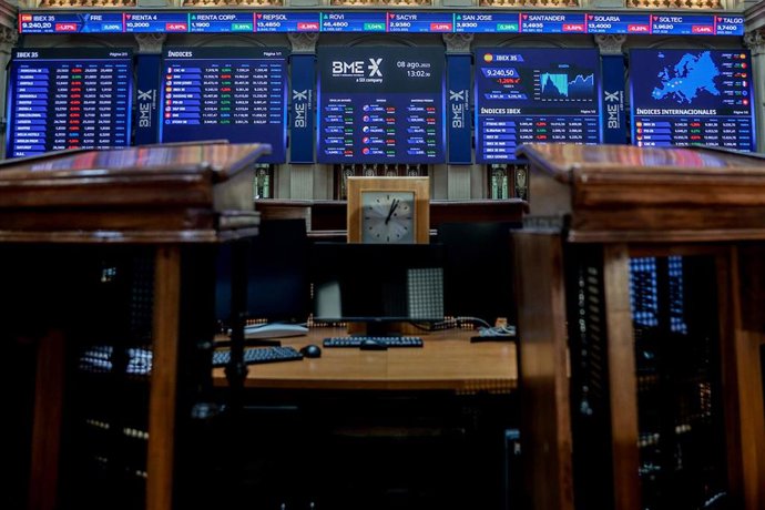 Paneles muestran los índices bursátiles en el interior del Palacio de la Bolsa, a 8 de agosto de 2023, en Madrid (España). 