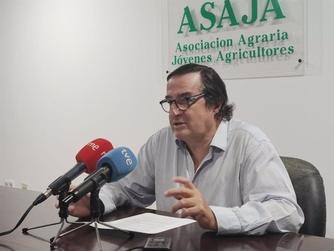 El presidente de Asaja Extremadura, Ángel García Blanco, en una rueda de prensa en la sede de la organización en Cáceres