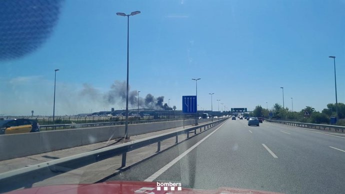La columna de fum generada per l'autobús des de l'autopista