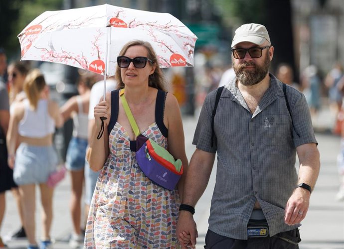 Turistas frente al Palacio Real de Madrid.