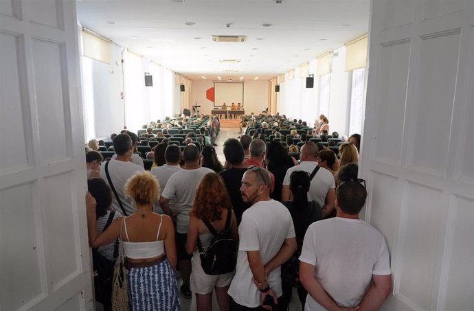 Varios representantes sindicales junto a trabajadores de la hostelería votan durante la asamblea de hoy, donde han desconvocado la manifestación para exigir subidas salariales a 11 de agosto de 2023 en Málaga (Andalucía, España)