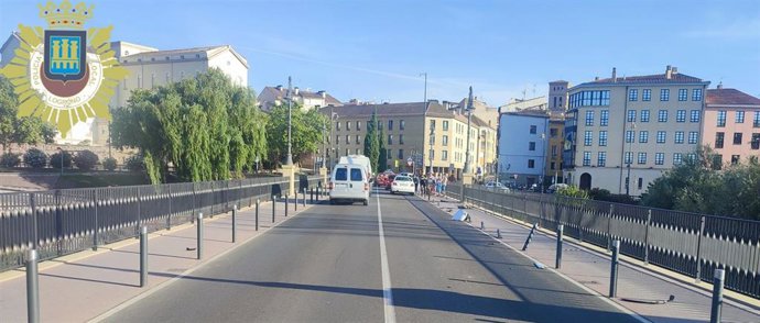 Un accidente causa daños en diez de los pivotes del Puente de Piedra