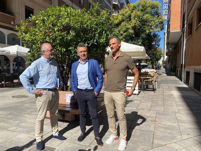 El alcalde de Logroño, Conrado Escobar, junto con los concejales Miguel Sainz y Jesús López.