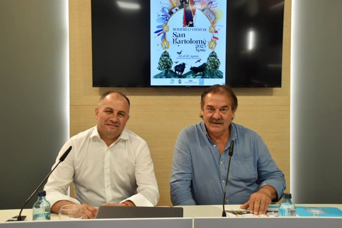 El diputado provincial de Medio Ambiente, José Antonio Gómez, junto al alcalde de la localidad, Santiago Alarcón Las Fiestas de Yeste en honor a San Bartolomé y su Romería.