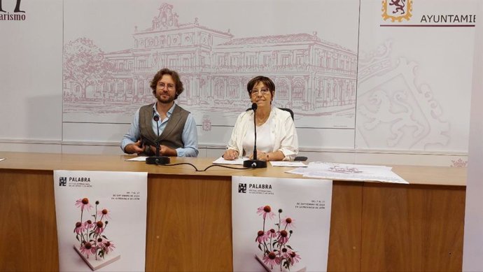 La concejala de Acción y Promoción Cultural, Elena Aguado, y el director del Festival Internacional 'Palabra', Rafael Saravia, durante la rueda de prensa.