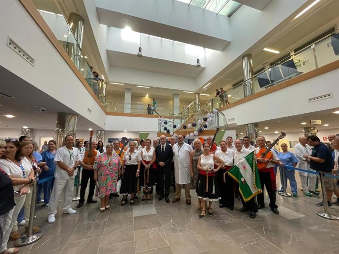 Los pacientes del Hospital Clínico reciben la visita del alcalde de Málaga