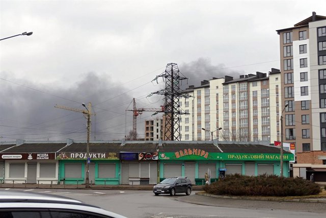 Archivo - Humo en un edificio residencial de Ivano Frankivsk, en el oeste de Ucrania