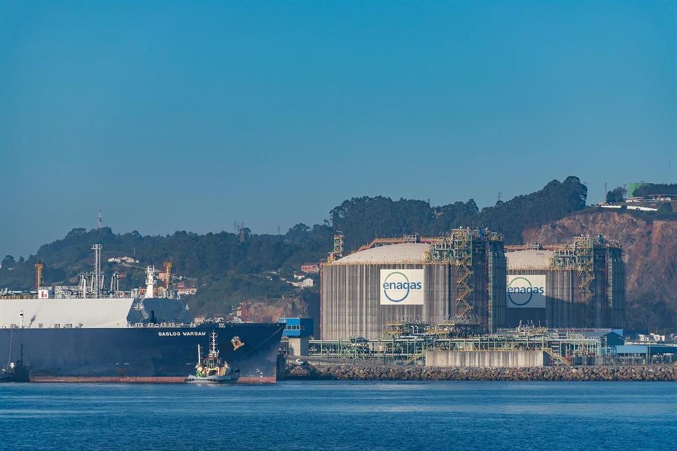Llegada al puerto gijonés de El Musel del buque 'Gaslog Warsaw', el primero comercial de la planta regasificadora de Gijón.