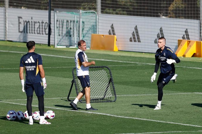 Andriy Lunin durante el entrenamiento de porteros del Real Madrid