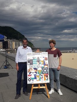 Archivo - El alcalde en funciones, Eneko Goia, y el concejal de Actividades Festivas, Jon Insausti, presentan en la terraza del Kursaal los conciertos y el cartel anunciador de la Aste Nagusia 2023
