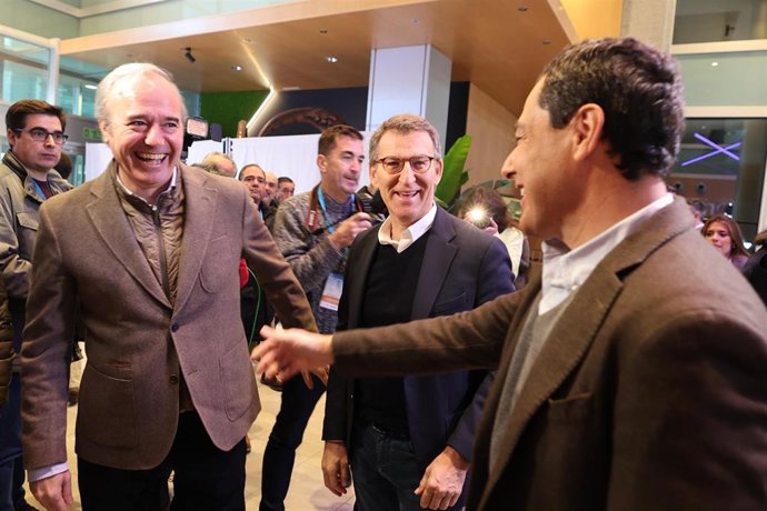Archivo - El presidente de la Junta de Andalucía, Juanma Moreno, saluda al hoy presidente de Aragón, Jorge Azcón, en presencia del presidente del PP, Alberto Núñez Feijóo, en una imagen de enero de 2023. 