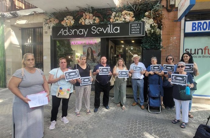 Miembros y vecinos de la plataforma Nosotros También Somos Sevilla entregan 730 firmas a Endesa en modo de protesta por los cortes de luz en el Poligono Sur (Sevilla).