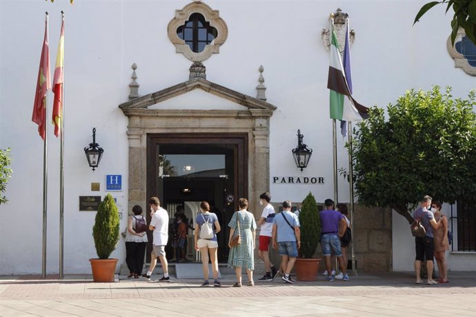 Un grupo de visitantes en la puerta del Parador de Turismo.