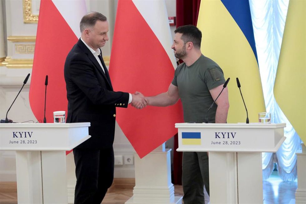 Archivo - Los presidente de Polonia, Andrzej Duda, y de Ucrania, Volodimir Zelenski.