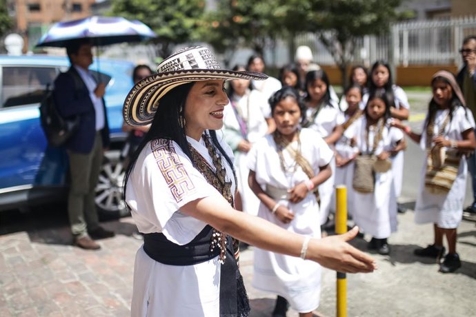 BOGOTÁ, 8 de agosto de 2023.- La concejal Ati Quigua convocó y participio de una mazorcada simbólica para exigir el derecho a elegir y ser elegida y contra la violencia política, esto debido a que el día de la inscripción de candidatos al concejo de