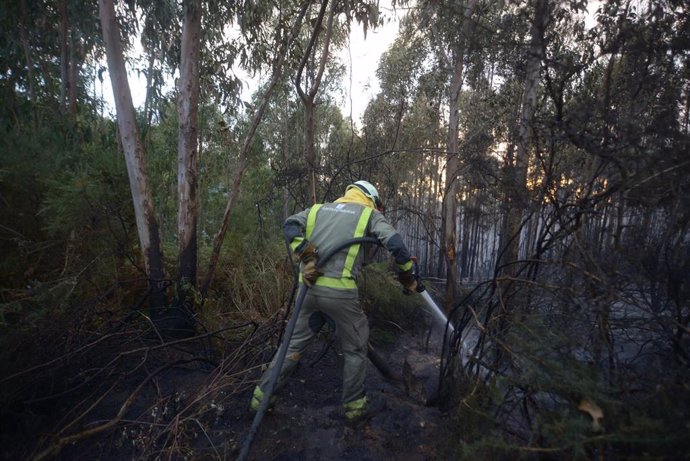 Bomberos trabajan para extinguir el fuego, a 9 de agosto de 2023, en Suevos, Arteixo, A Coruña, Galicia.