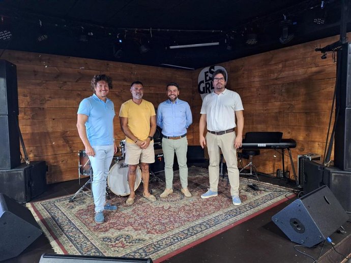 El teniente de alcalde de Cultura y Deportes, Javier Bonet, junto al coordinador general de Cultura i Artes Visuales, Fernando Gómez, el director general de Música i Artes Escénicas, Rafel Brunet, y el director de Es Gremi, Pep Bauz.