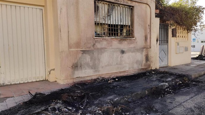 Incendio de un contenedor y un coche junto a una vivienda