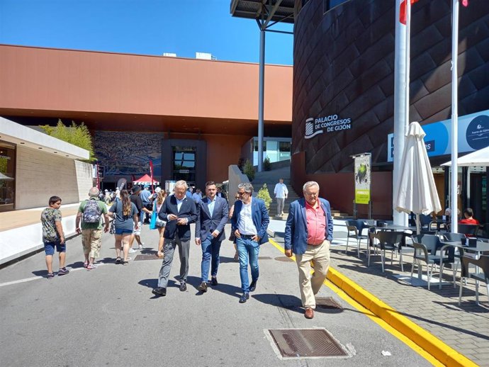 El consejero de Fomento, Cooperación Local y Prevención de Incendios del Principado de Asturias, Alejandro Calvo, asiste a la XXIX Jornada del Transporte por Carretera organizada por Asetra en la Feria Internacional de Muestras de Asturias (Fidma).