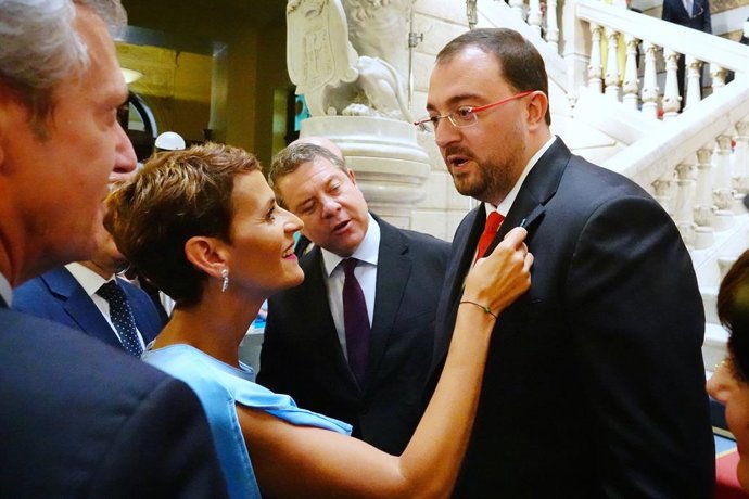 La presidenta de Navarra, María Chivite (2i), conversa con el presidente del Principado de Asturias en funciones, Adrián Barbón (1d).