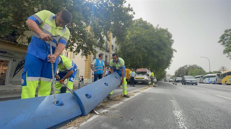 Retirada de los separadores laterales en Sevilla.
