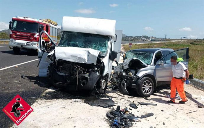 Cinco heridos, uno de ellos grave, tras un choque frontal entre dos vehículos en Benissa (Alicante)