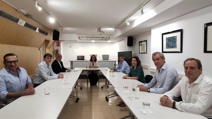 Reunión entre Salud y representantes del Colegio Oficial de Farmacéuticos de Baleares.